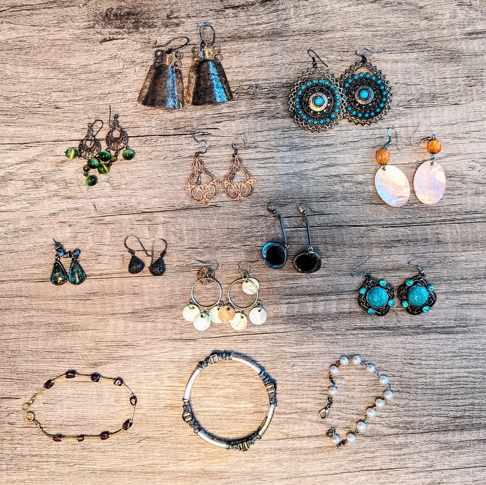 Bundle of 10 earrings and 3 bracelets for women.